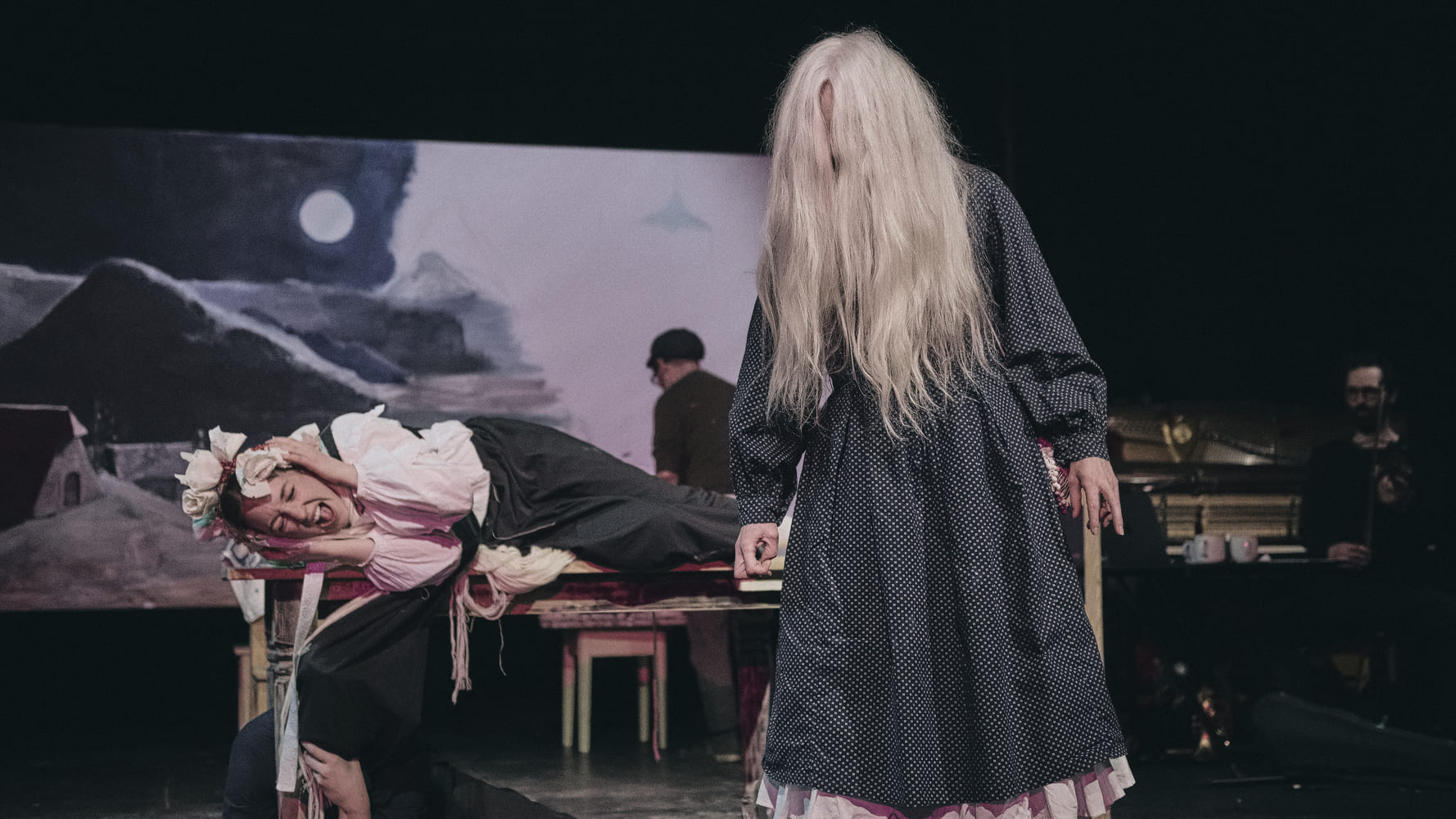 Denisa Barešová jako Locika a Lucie Trmíková (lesní divoženka)