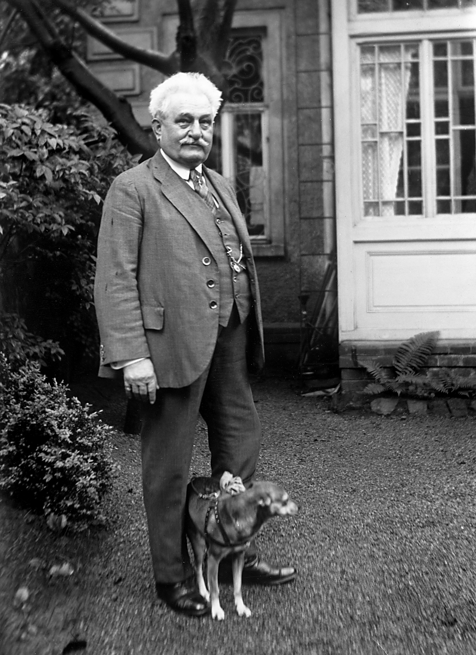 Leoš Janáček s fenkou Čiperou v roce 1926