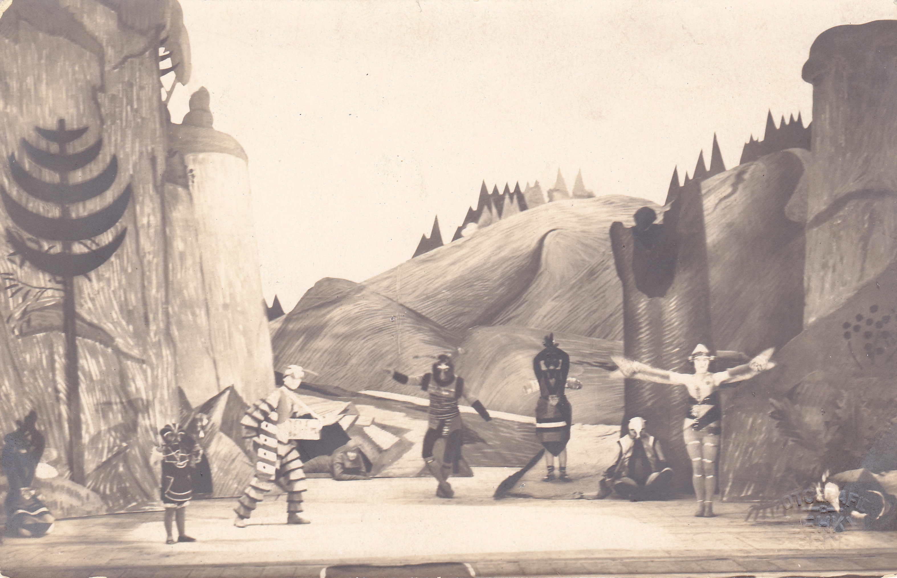 Fotografie z brněnské inscenace Lišky Bystroušky v roce 1924 (JA MZM)