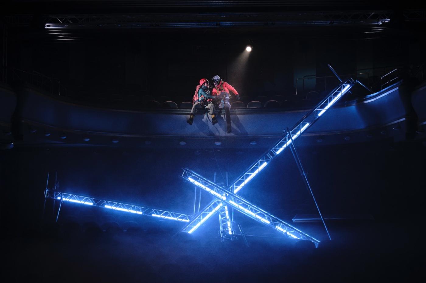 Technicky nesnadné jevištní řešení se dotýká i herců, pro které se představení stává fyzicky náročným výkonem