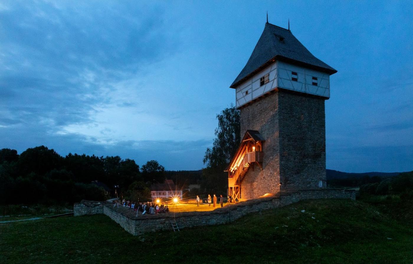 Každoročně vyráží na hrady a zámky pod názvem Kašpar tour spolek z Divadla v Celetné