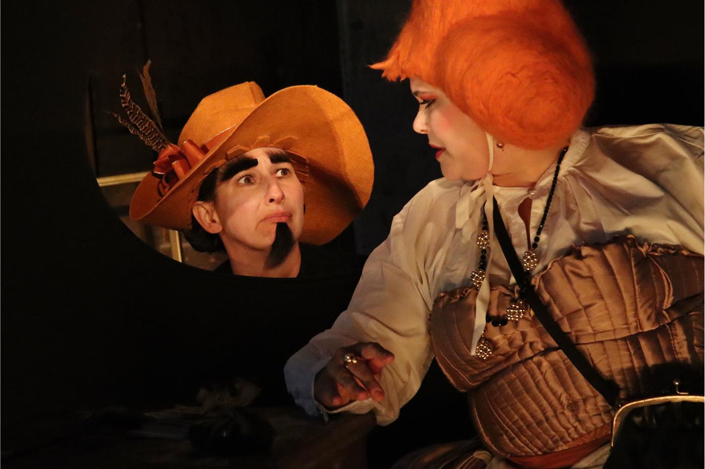 Lucie Valenová jako Anna a Claudia Eftimiadisová jako Uriáš