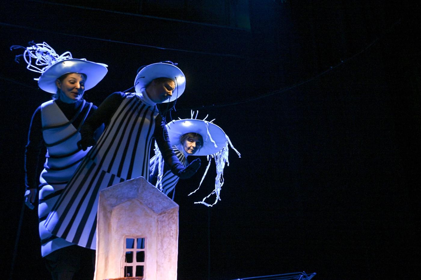 Veronika Khomová, Markéta Sýkorová a Kristýna Trojanová hrají Sudičky i vodí jejich loutky