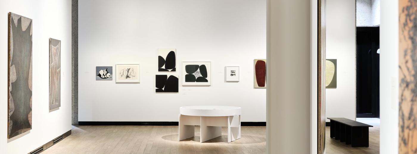 Pohled do výstavy Anny-Evy Bergman a Hanse Hartunga v pražské Kunsthalle