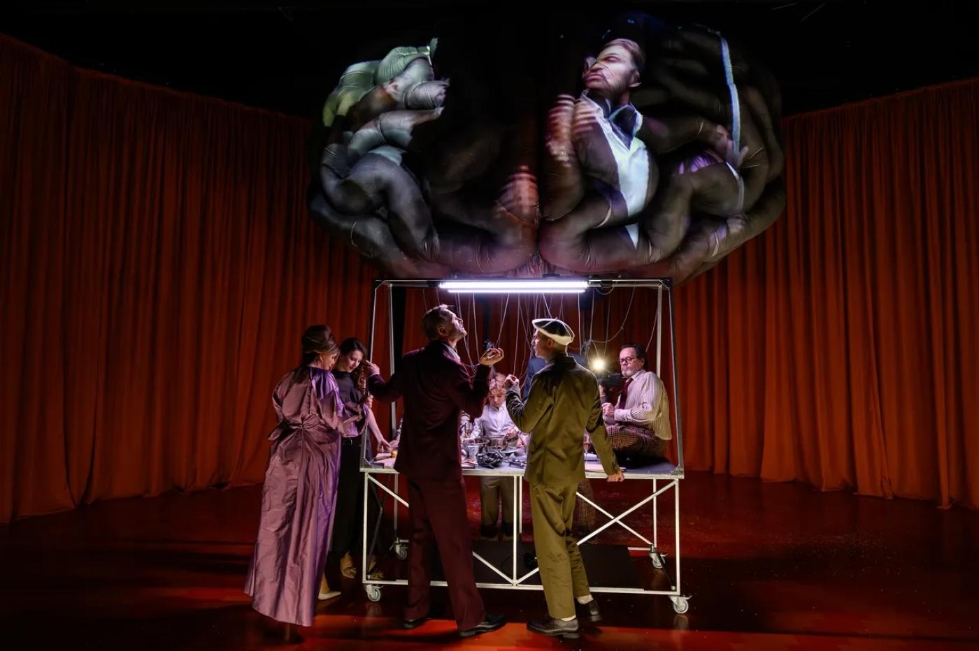 Inscenace Tatarka sleduje osudy Tatarkova alter ega Bartolomeje Slzičky napříč čtyřmi epochami dvacátého století