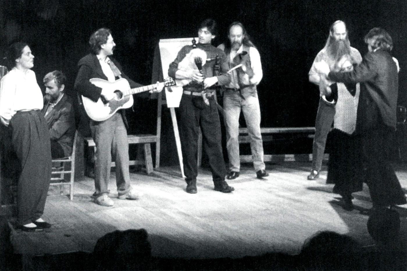 Závěrečné vystoupení, zleva Yvonna Gaillyová, Jiří Bulis u klavíru, Petr Antonín s kytarou, na dudy hraje Ivan Urbánek, doprovázejí jej herci Roadside Theatre a Petr Oslzlý tančí s divačkou