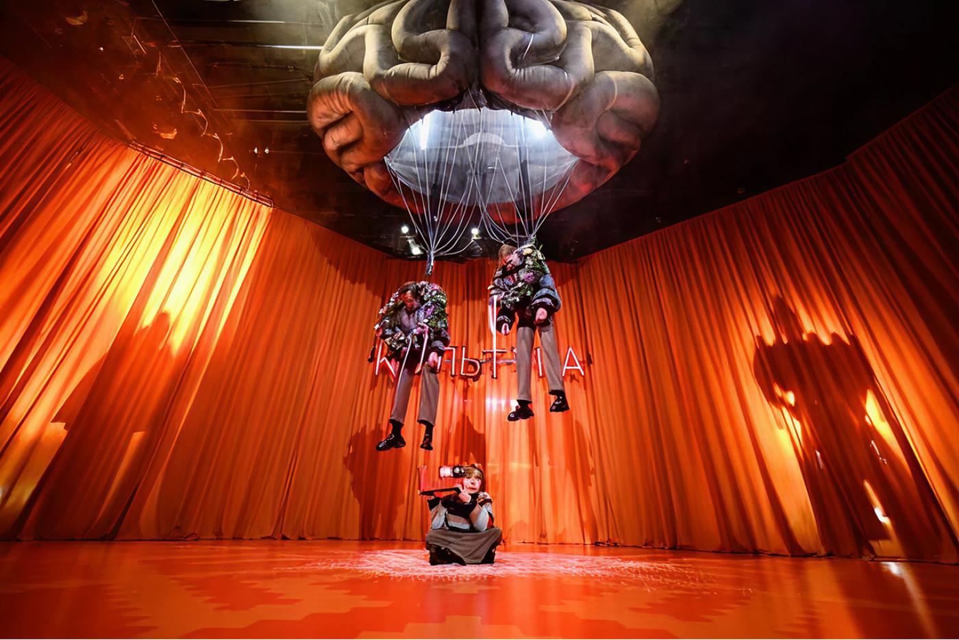 Ivan Mojžiš (Dieťa), vlevo Robert Roth (Bartolomej Slzička), vpravo Tomáš Maštalír (Valizlosť Mataj)