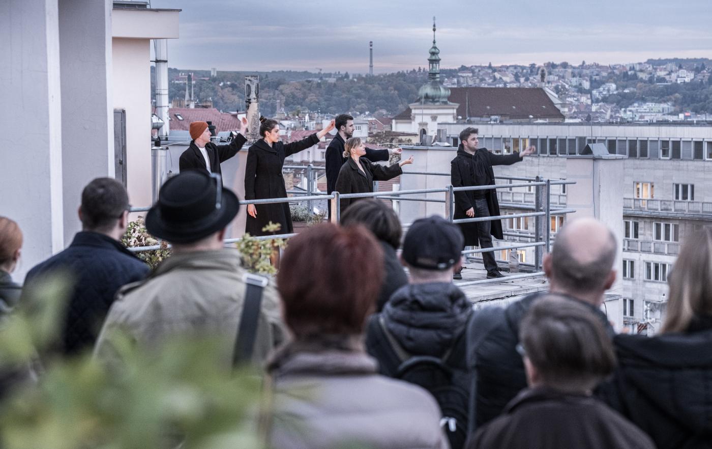 Té tmě utíkám Ve Smečkách