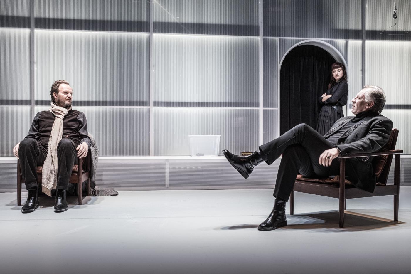 Jan Hájek (Hrabě), Martin Finger (Krapp) a Romana Widenková (Julie) v psychologickém boji o lásku