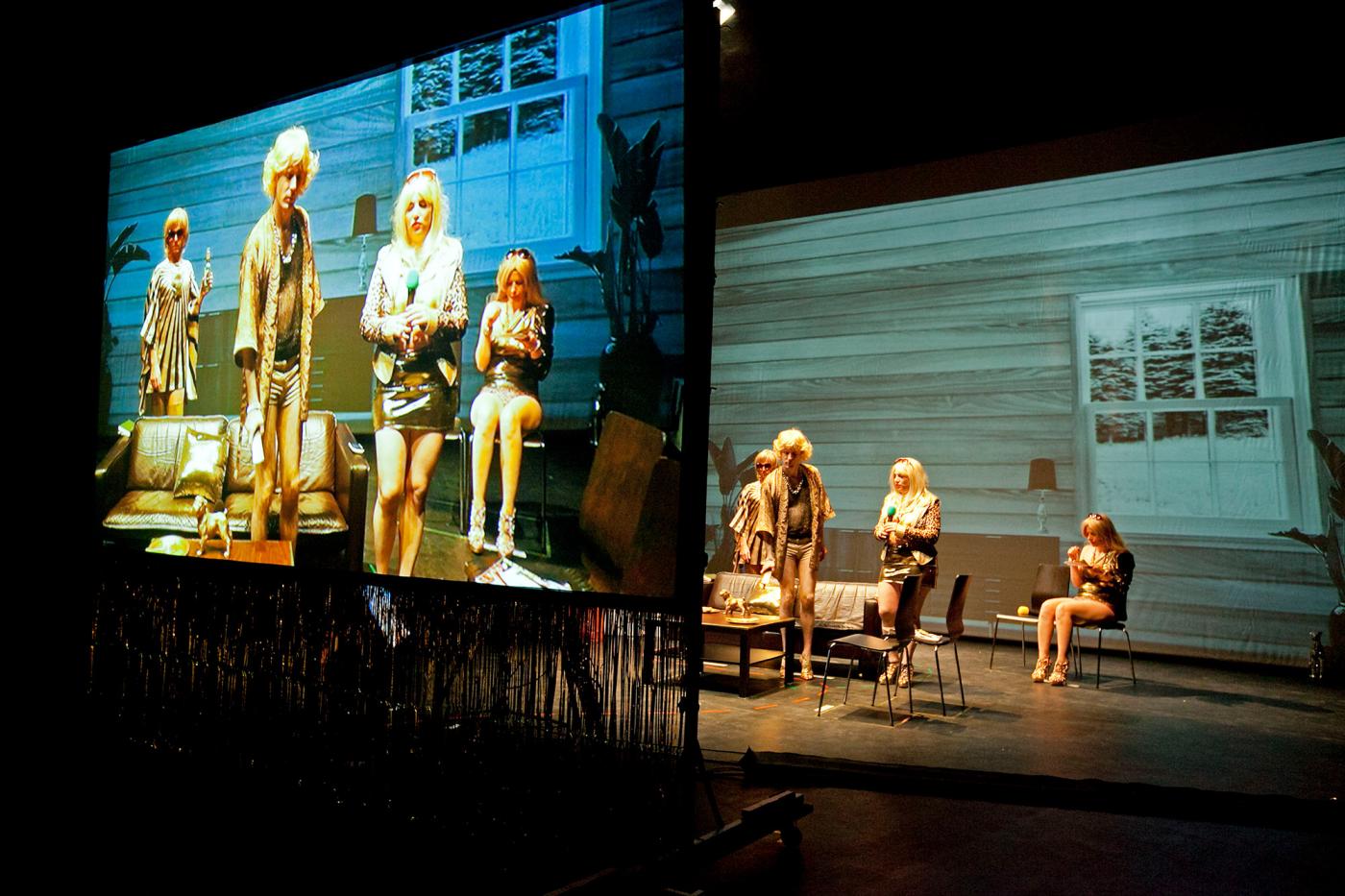 Gob Squad v pražské Kulturní stanici Galaxie v rámci festivalu 4+4 dny v pohybu představilo svou inscenaci Western Society