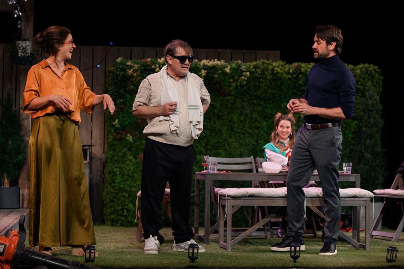 Petr Zelenka: Amatéři. Studio DVA. Zleva Lucie Pernetová, Petr Čtvrtníček, Berenika Kohoutová, Václav Neužil.