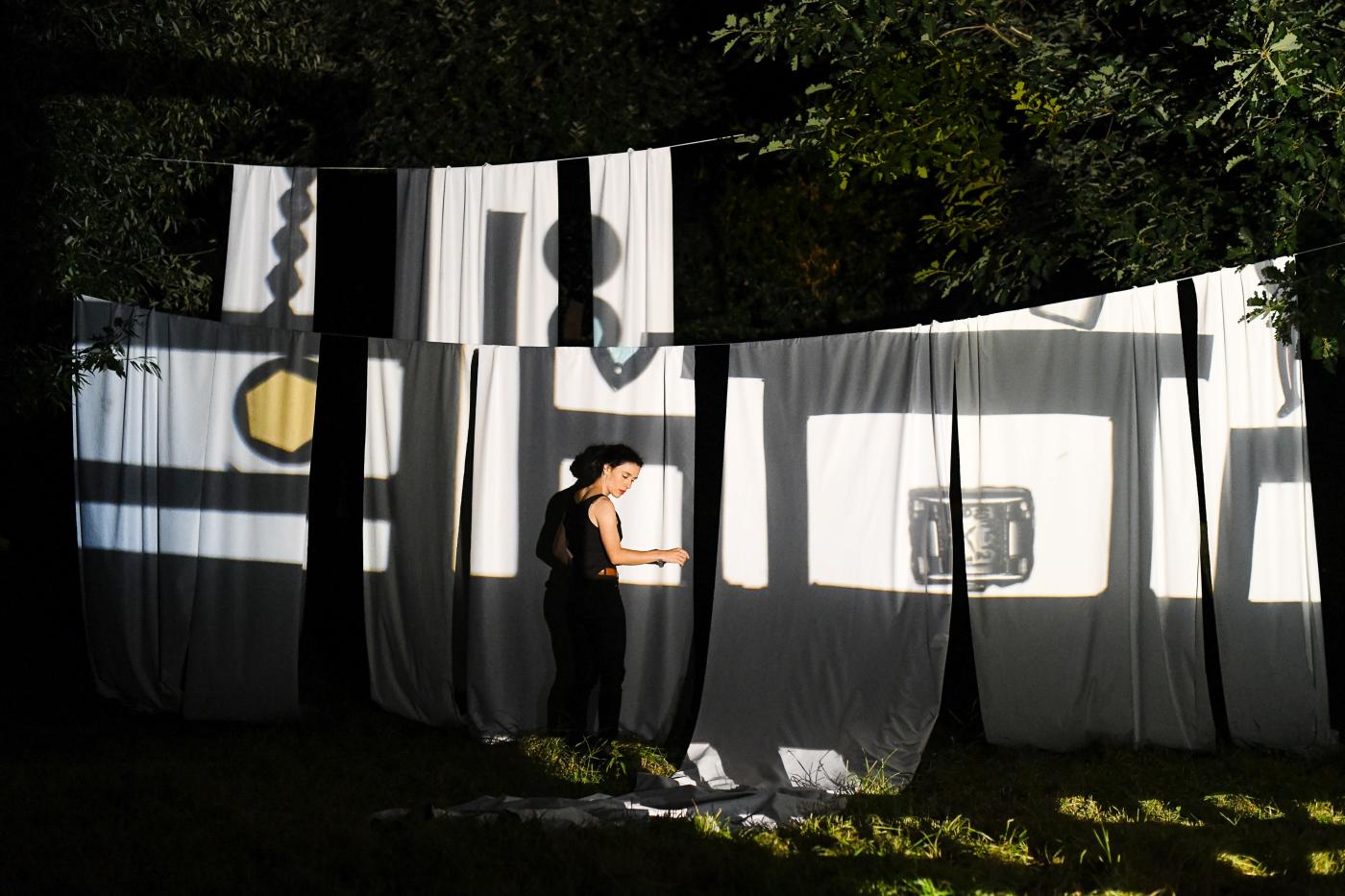 V prostředí parku u Velkého jezu se odehrávaly tajemné mikropříběhy.
Divadlo Continuo využilo i projekcí na plátno