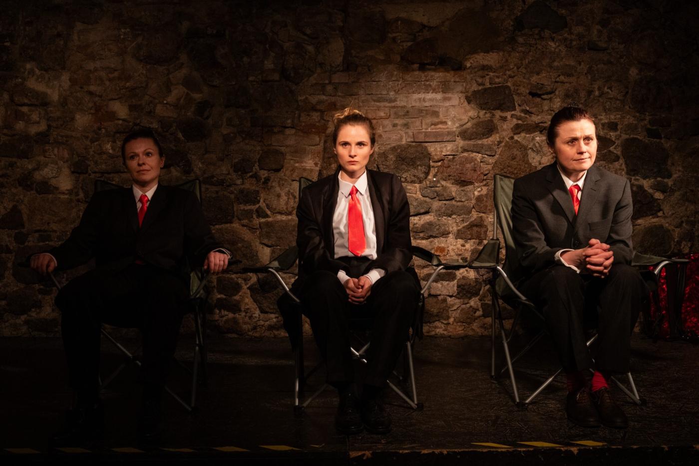 Veronika Lapková, Hana Briešťanská a Kateřina Liďáková v inscenaci BEČVA