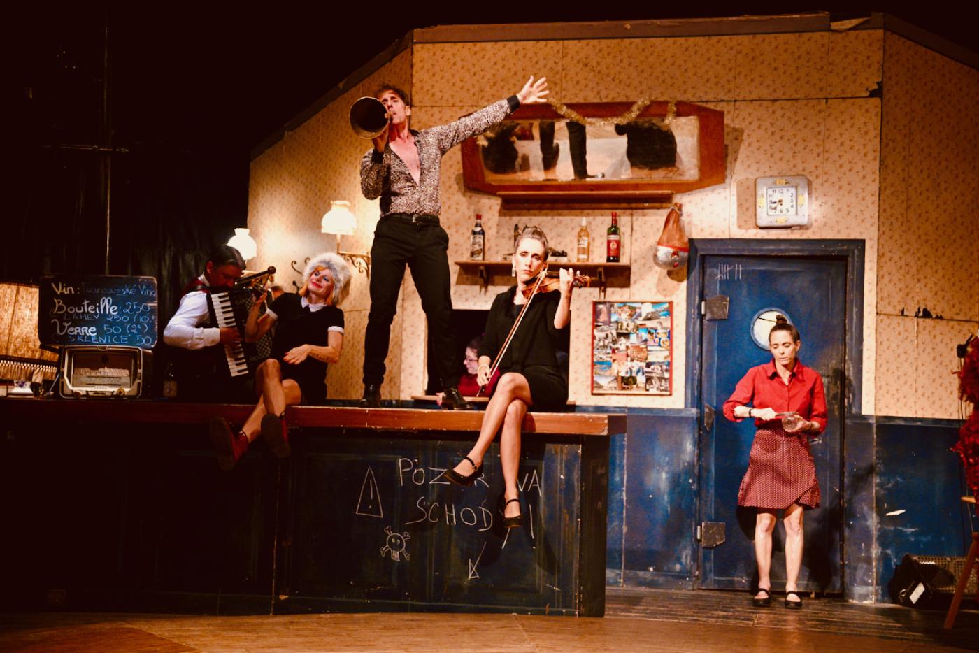 Francouzské uskupení Max & Maurice se loučí se svým publikem cirkusovým kabaretem Les Grands Fourneaux 2