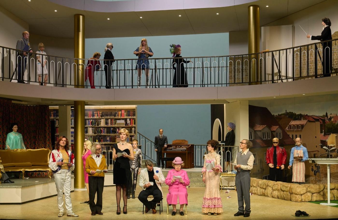 Marthalerova dvorní scénografka Anna Viebrock pro Vosk a skutečnost opět vytvořila
impozantní ratejnu členěnou balustrádou