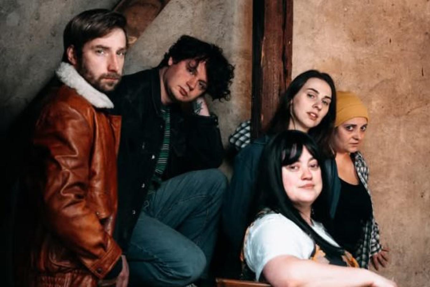 Protagonisté inscenace Bojite se tmy v Rock Cafe