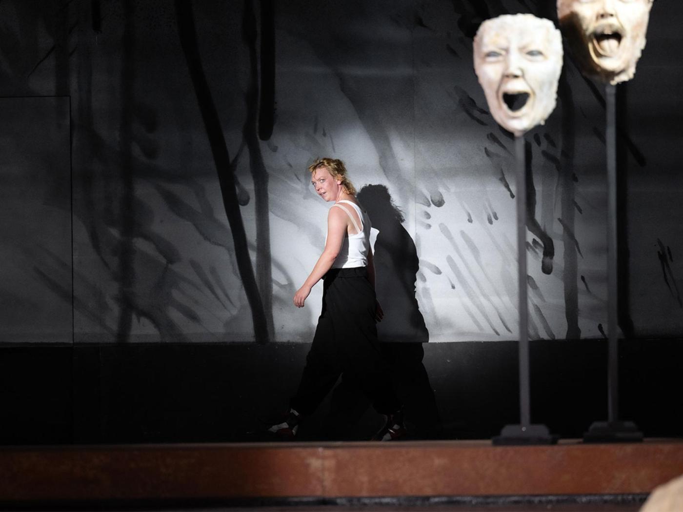 Lina Beckmann v inscenaci Schimmelpfennigova Láiose