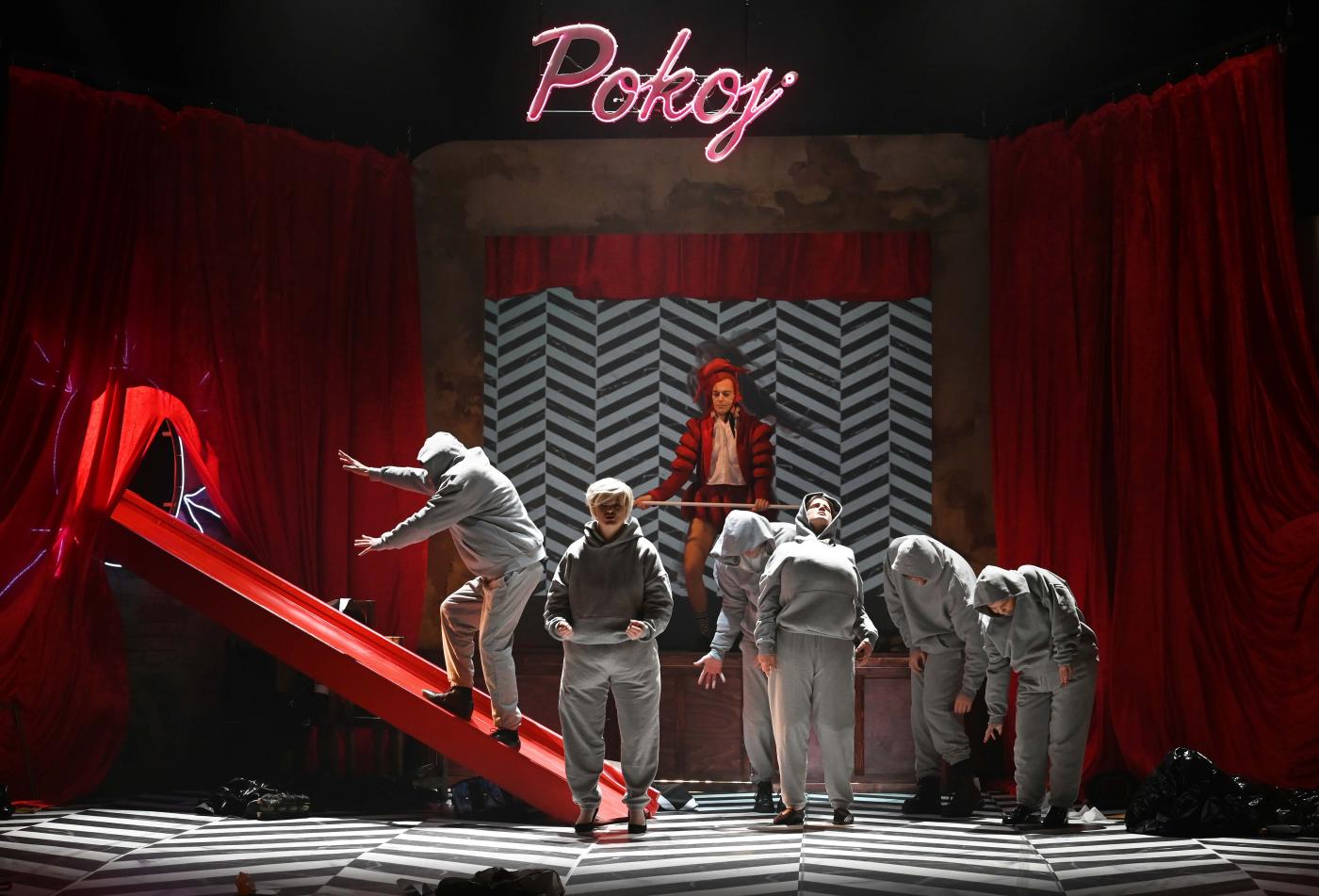 Příběh Pokoje se odehrává v lynchovském rudém pokoji v záhrobí