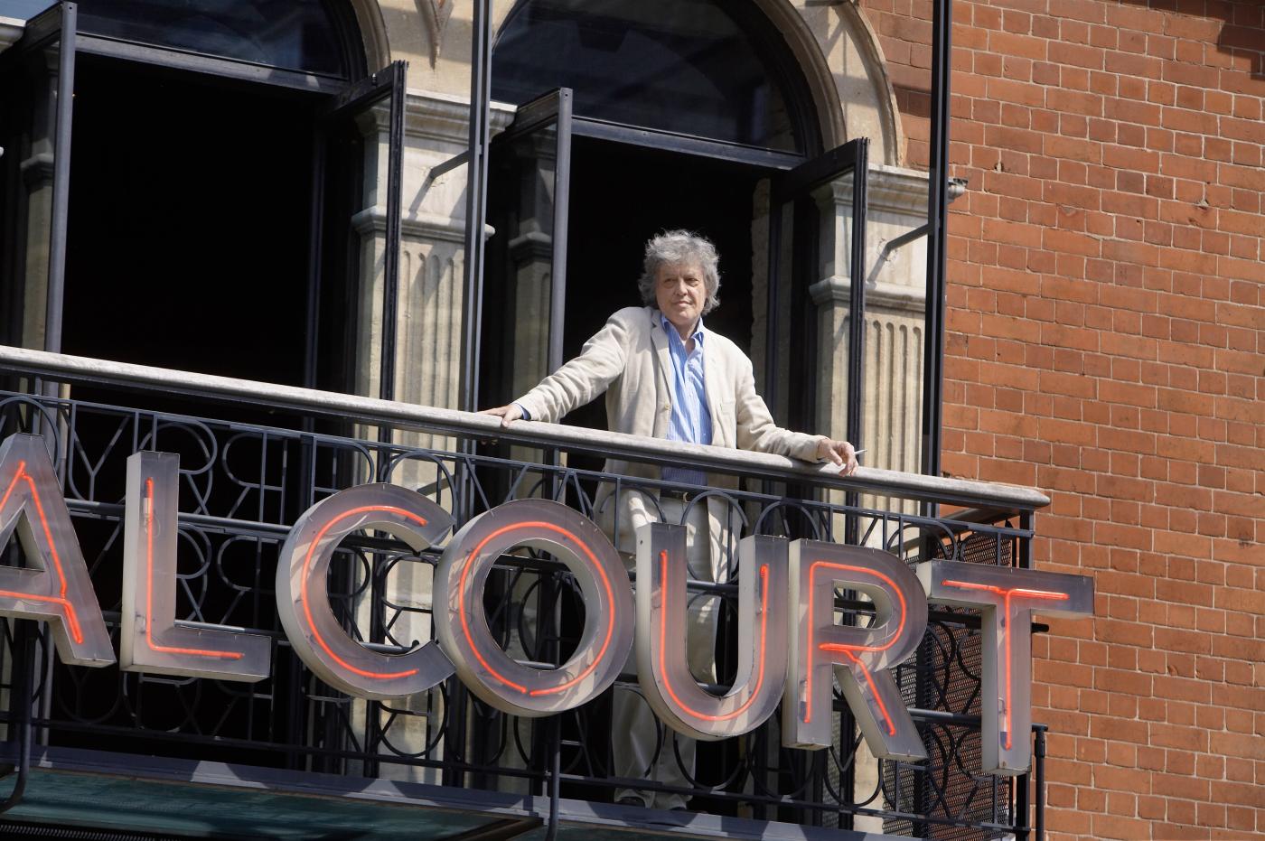 Tom Stoppard na balkoně Royal Court Theatre v Londýně v roce 2008
