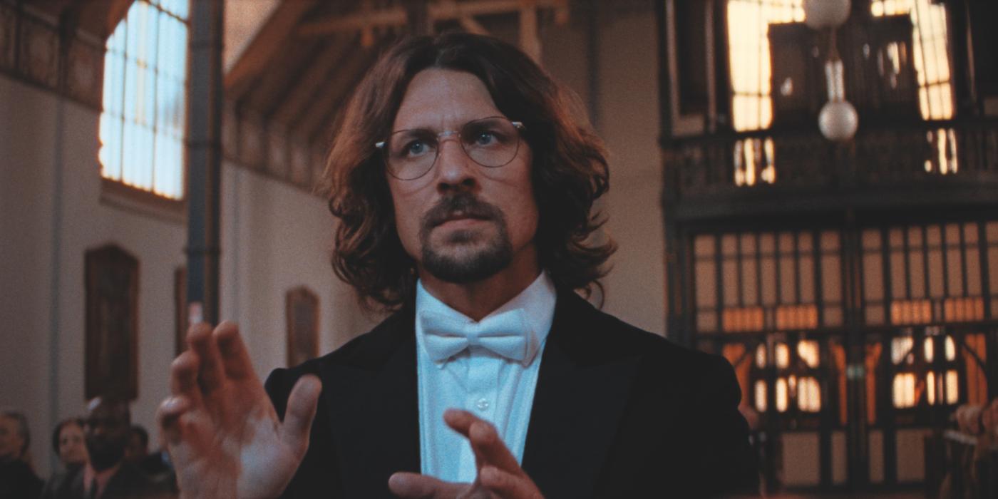 Sbormistr Vítězslav, titulní postava inspirovaná Bohumilem Kulínským, v podání Juraje Loje