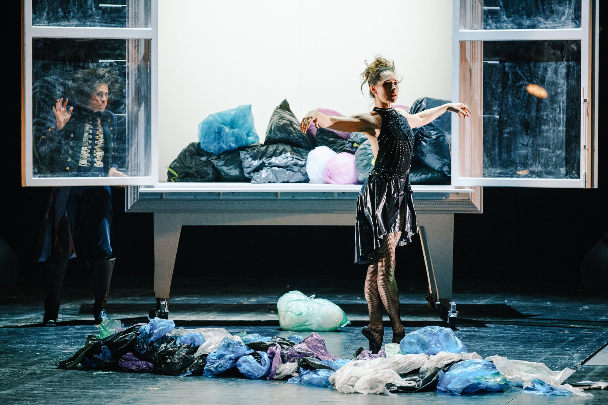 Baron Pr&aacute;&scaron;il (Radim Vizv&aacute;ry) a Labuť (Nikola M&aacute;rov&aacute;)