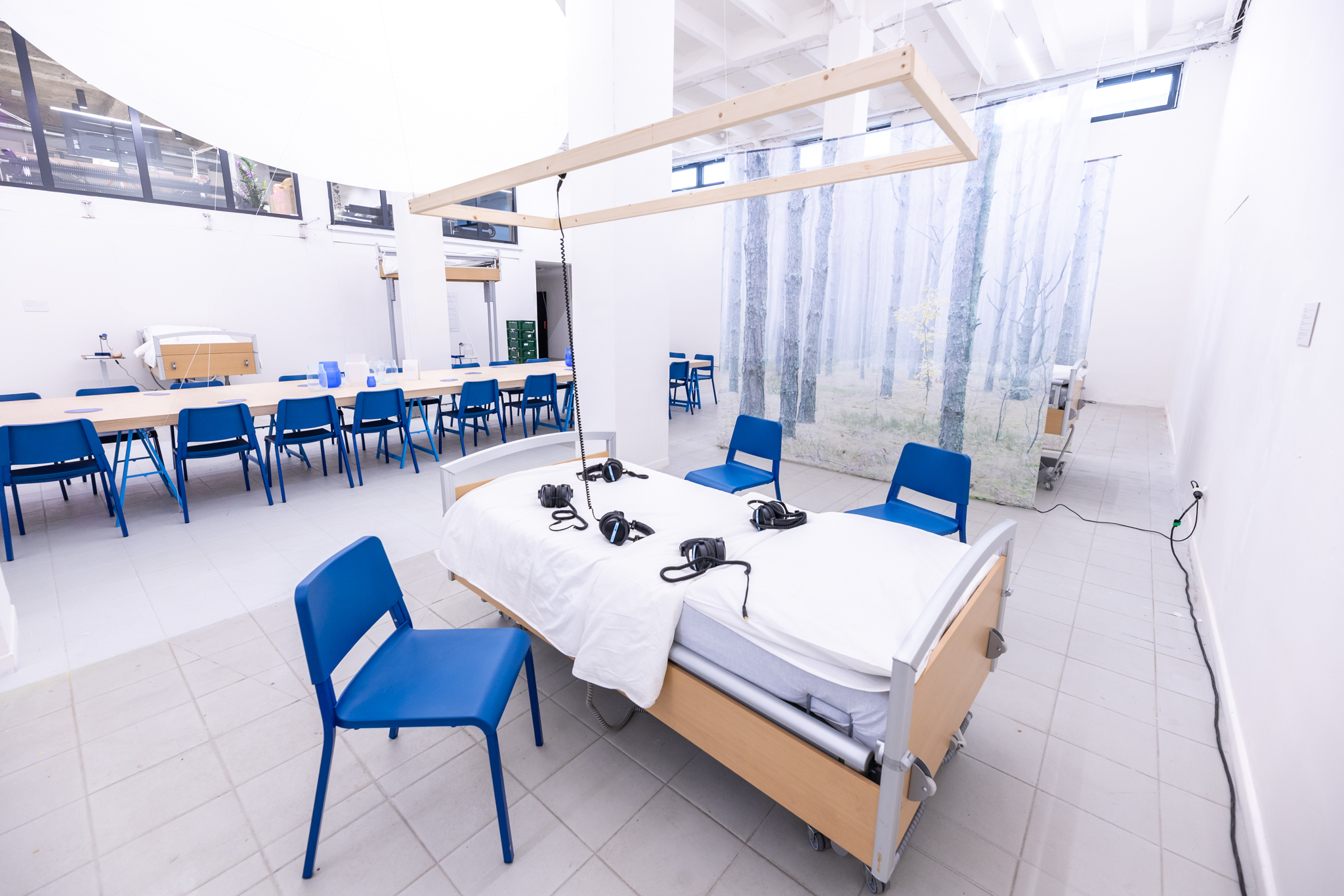 Institut blízkosti, jedna ze šesti uměleckých instalací, z nichž každá připomíná sílu každodennosti a křehkost situací, ve kterých se pečující i opečovávaní ocitají.