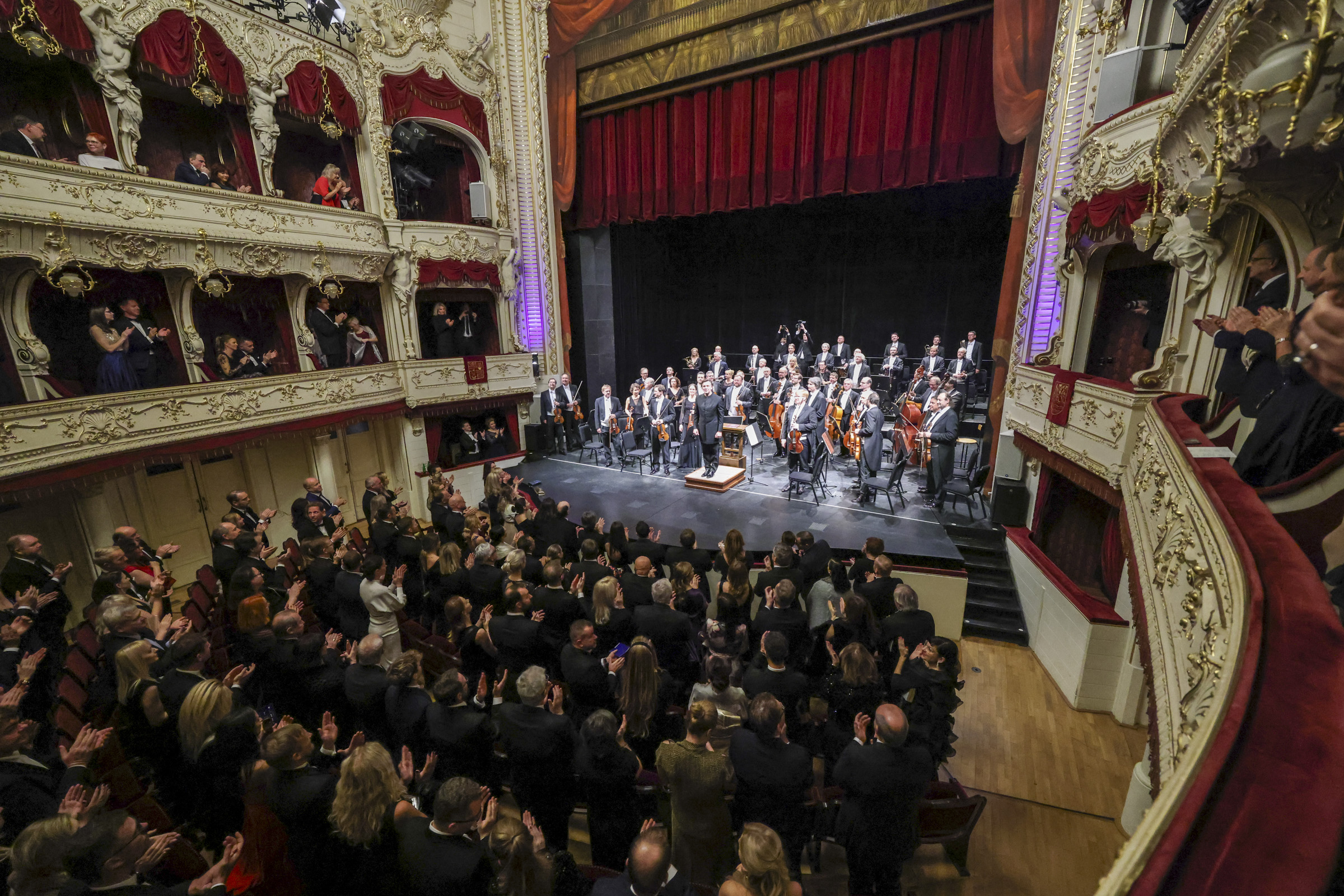 Česká filharmonie představí díla klasické hudby v Karlovarském městském divadle