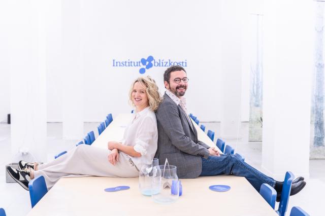 Ředitelka organizace MILA a autorka konceptu výstavy Simona Bagarová a scénograf Marek Cpin