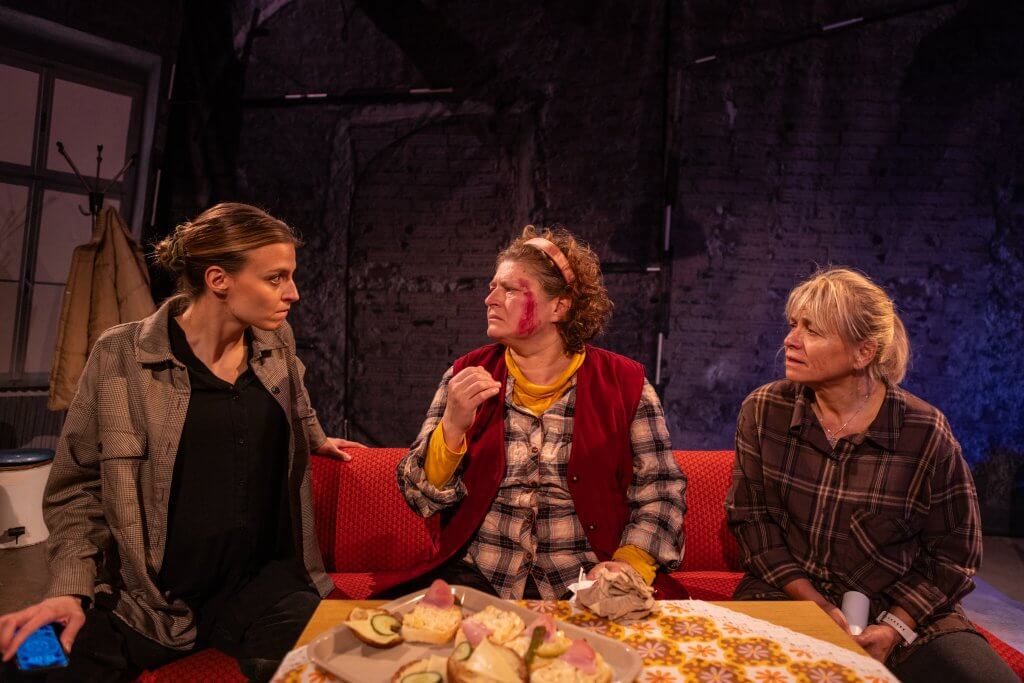 Klára Vlasáková: Lhářky. Divadlo Letí. Zleva Simona Lewandowska, Natália Drabiščáková, Pavla Tomicová.