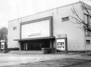 V Divadle na Výstavišti působilo v roce 1929 krátce Studio NDB, vedené E. F. Burianem, a v sedmdesátých letech, když bylo z důvodu rekonstrukce uzavřeno Mahenovo divadlo, zde část svého repertoáru uvedla činohra NDB (SDB). Výjimečně v Divadle na Výstavišti působily i soubory zpěvohry a opery. FOTO archiv NDB