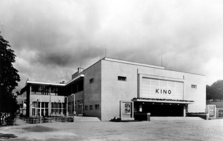 Králíkova stavba se vymyká spolu s budovami ostatních služeb výstavnímu charakteru celého areálu. V duchu jeho tvorby je především civilní architekturou a v této disciplíně předčí ostatní výjimečným pochopením své funkce. Architekt v souladu se svým světovým názorem a svými mimořádnými schopnostmi vytvořil dílo nevelké rozsahem, ale neobvyklé pochopením pro současné pojetí humanismu. Klidným a racionálním přístupem realizoval neobyčejné výtvarné dílo, které dokonale prezentuje moderní architekturu své doby a svým významem dokumentuje evropské a v té době i světové myšlenky o novém přístupu ke stavitelství. Harmonie výtvarného výrazu velmi zdařile předkládá soulad funkce, konstrukce a výrazu. FOTO archiv