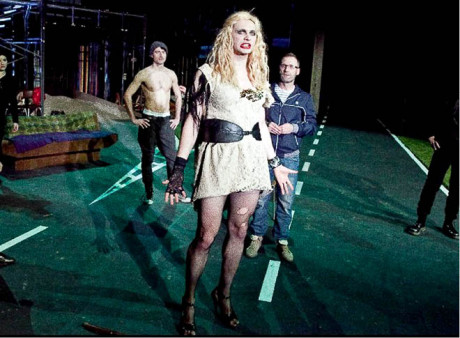 V inscenaci se používá gayského tématu především jako modelového příkladu fungování současné polské společnosti (P. Demirski: Duhová tribuna, r. Monika Strzępkowa, 5. 3. 2011, Teatr Polski Wrocław) FOTO NATALIA KABANOW