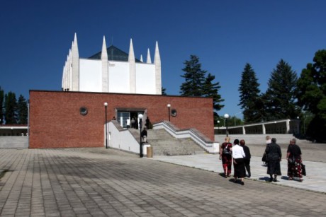 Brněnské krematorium. Architekt Ernst Wiesner je v letech 1925–30 postavil z neomítnutých cihel a na střechu mu dal čtrnáct špičatých sloupů mířících k nebi. FOTO archiv Poznej Brno