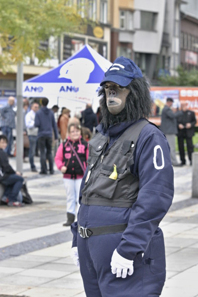 Třešinkou na dortu druhého festivalového dne bylo nevšední prolínání finské gorilí pouliční policie, která zasahovala kolem poledne na Masarykově náměstí, a předvolebního mýtinku nové politické strany. FOTO MICHAL DRTINA