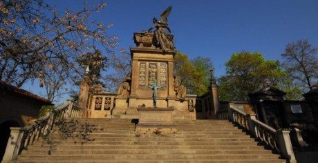 Slavín a Vyšehradský hřbitov s hroby slavných. FOTO OSKAR EXNER