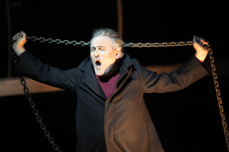 Holanďan (Frank Blees) dramaticky zvedá řetěz, předtím tak učinil Daland. Proč? Víc se s řetězem nehraje. Foto Jana Hallová.
