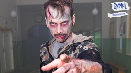 Ředitelka zvedne hlavu, Bachař vstane od stolu... (Jan Révai - zombie). FOTO TV Nova
