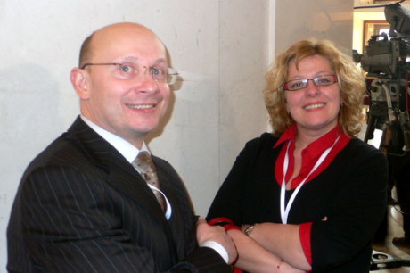 Milan Kupka s Gabrielou Leitkepovou, kolegyní z ministerstva, na Pražském hradě během volby prezidenta v r. 2008. FOTO EDVARD KOŽUŠNÍK