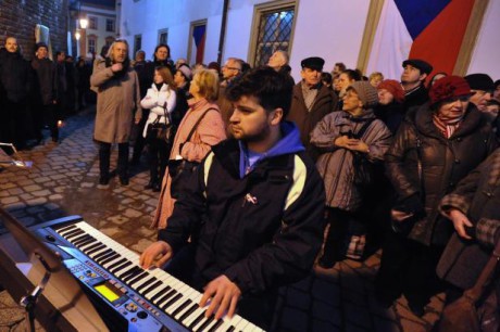 Reproduktory řvaly skladbu mého mládí Most přes rozbouřené vody. FOTO archiv ČT