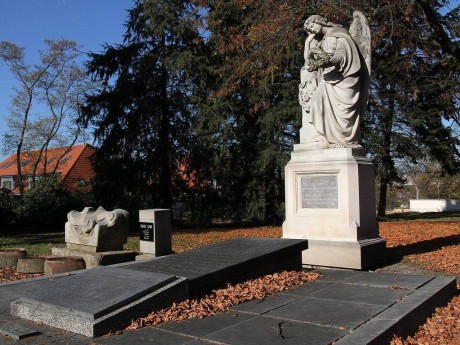 Hrob Josefa Kajetána Tyla na hřbitově na Mikulášském náměstí. FOTO ZDENĚK VAIZ