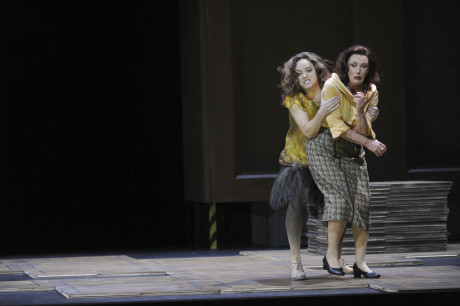 Evelyn Herlitzius (Elektra), Waltraud Meier (Klytämnestra). Foto: Matthias Creutziger.