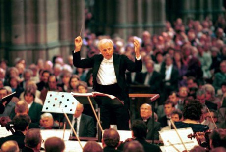 Gerd Albrecht jako šéfdirigent České filharmonie na festivalu Pražské jaro (1995). FOTO archiv ČT