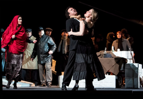 Lázaro Calderón (José) a Sandra Schwarzhaupt (Carmen). FOTO Michal Siroň.