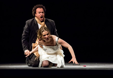 Lázaro Calderón (Don José), Sandra Schwarzhaupt (Carmen). FOTO Michal Siroň.