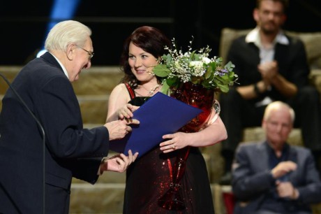 Scenárista a herec Gustav Oplustil předal Cenu Thálie v oboru opera Janě Šrejma Kačírkové. FOTO: Michal Kamaryt