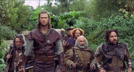 V roli skřítka (druhý zprava) ve své poslední filmové roli Sněhurka a lovec (Snow White and the hurtsman, r. Rupert Sanders, 2012). FOTO archiv