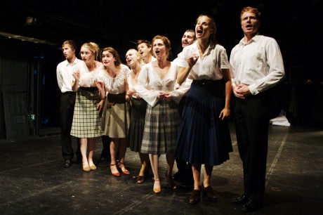 Voicebandový přednes Hrabalových básní i zpívaná balada o hovnu voní po konstruktivismu i českým poetismem. FOTO VÁCLAV MACH