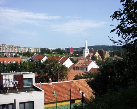 Pohled na komínský kostel i část komínského sídliště. FOTO www.brno-komin.cz .