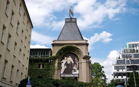 Im Theater am Schiffbauerdamm setzte die Sprinkleranlage die Bühne unter Wasser und verursachte einen riesigen Schaden. FOTO archiv