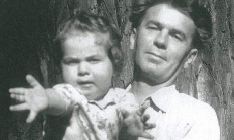 V roce 1954 v náručí svého otce, básníka Oldřicha Mikuláška. FOTO archiv
